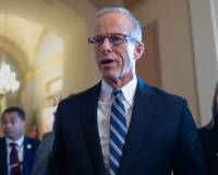 美国史上最长政府关门迎来终点：八名民主党人倒戈，被骂的为何是舒默？