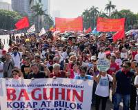 菲律宾爆发大规模抗议，马科斯政府贪腐丑闻缠身