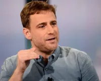 Slack联合创始人称： 警惕“高仿真工作”行为