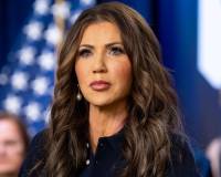 秘密恋情、政策争议、权力斗争:“ICE芭比”或成短命国土安全部长