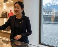 豪掷300万瑞士留学，我成了LV柜姐