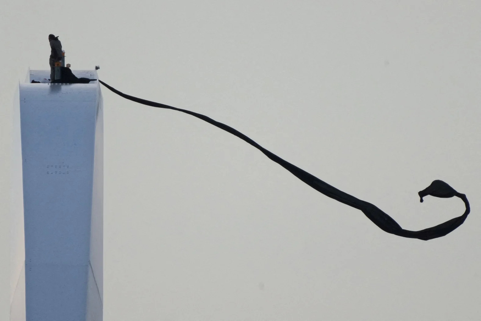 06-2026-05-05t230227z-925806463-rc2a3lal2n3j-rtrmadp-3-usa-protester-bridge.jpg