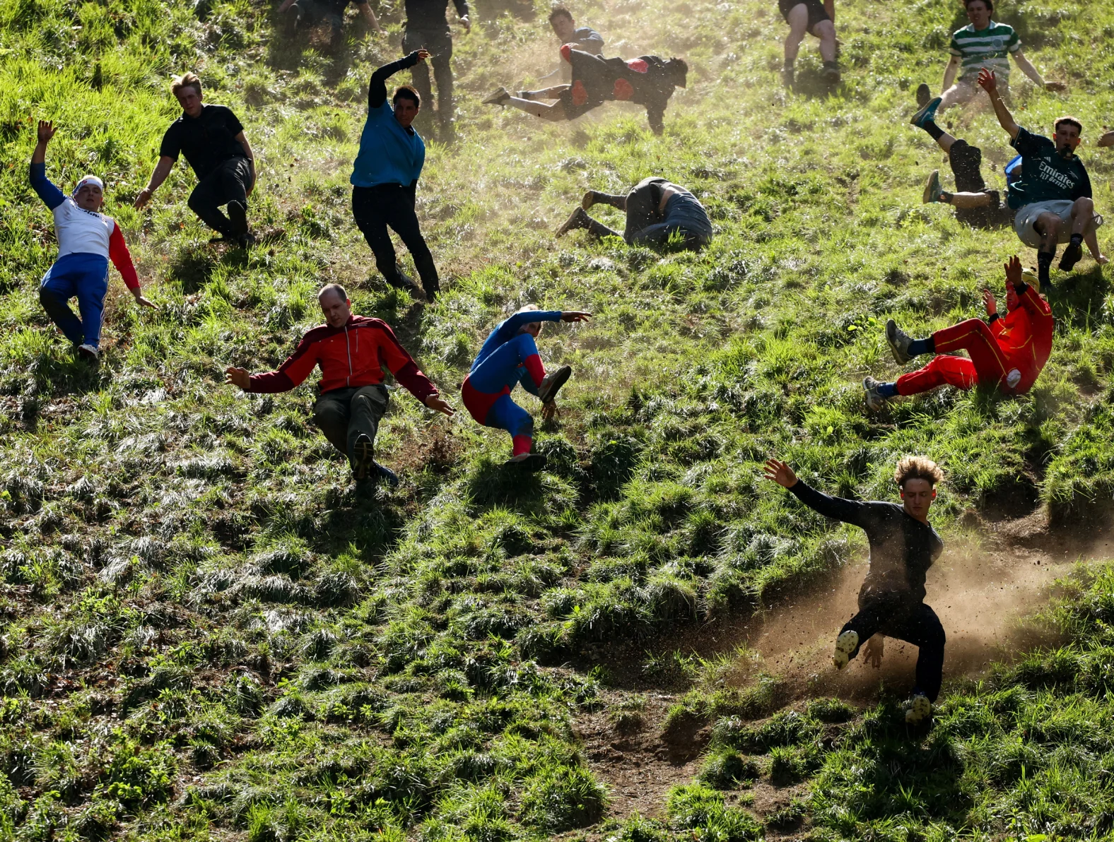 03-03-04-2026-05-25t133729z-302125292-rc2dgla48x3j-rtrmadp-3-britain-cheese-rolling.jpg